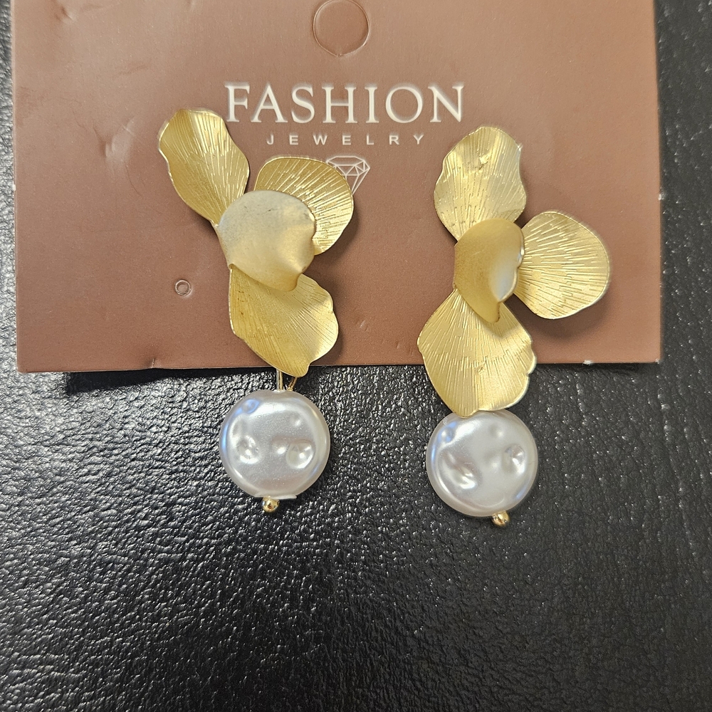 Gold and White Fashion Jewelry Earrings